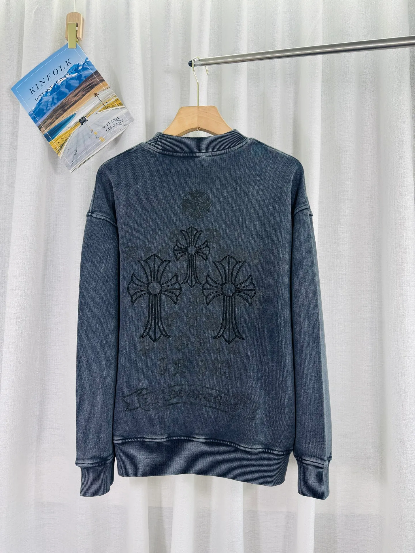 P270 top version, real shot without P, ​​different from market currency) 𝗖𝗵𝗿𝗼𝗺𝗲 𝗛𝗲𝗮𝗿𝘁𝘀/Cro Heart 2025 washed patch embroidery autumn and winter new original single counter American laser burnt 3D three-dimensional color embroidered couple casual sweatshirt 👑The highest version! Customized fabric 430g tripe terry fabric! American acid-washed and distressed original fabric, laser burnt pattern, exquisite embroidery of letters! The best-selling model in the counter, very comfortable to wear. Accessories: original molded and authenticated collar label➕100% silk wash label. Genuine purchase-grade original hangtag➕matching hanging rope➕3D hanging beads➕original packaging bag. Craftsmanship: The original version has consistent wiring! The highest version of the armhole matching technique! Color: Gray Black Size: S M L XL Style No.: 9336